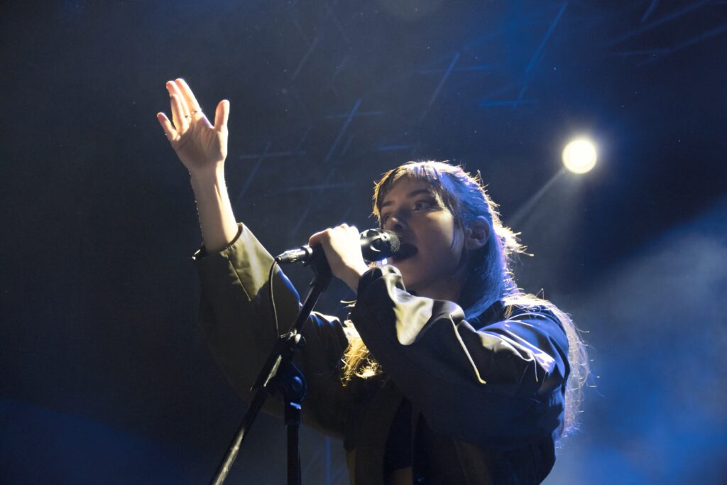 Diana Studenberg von der Band Trope hält ein Mikrofon in der Hand.