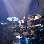Gavin Harrison spielt Schlagzeug bei einem Auftritt der Band The Pineapple Thief.