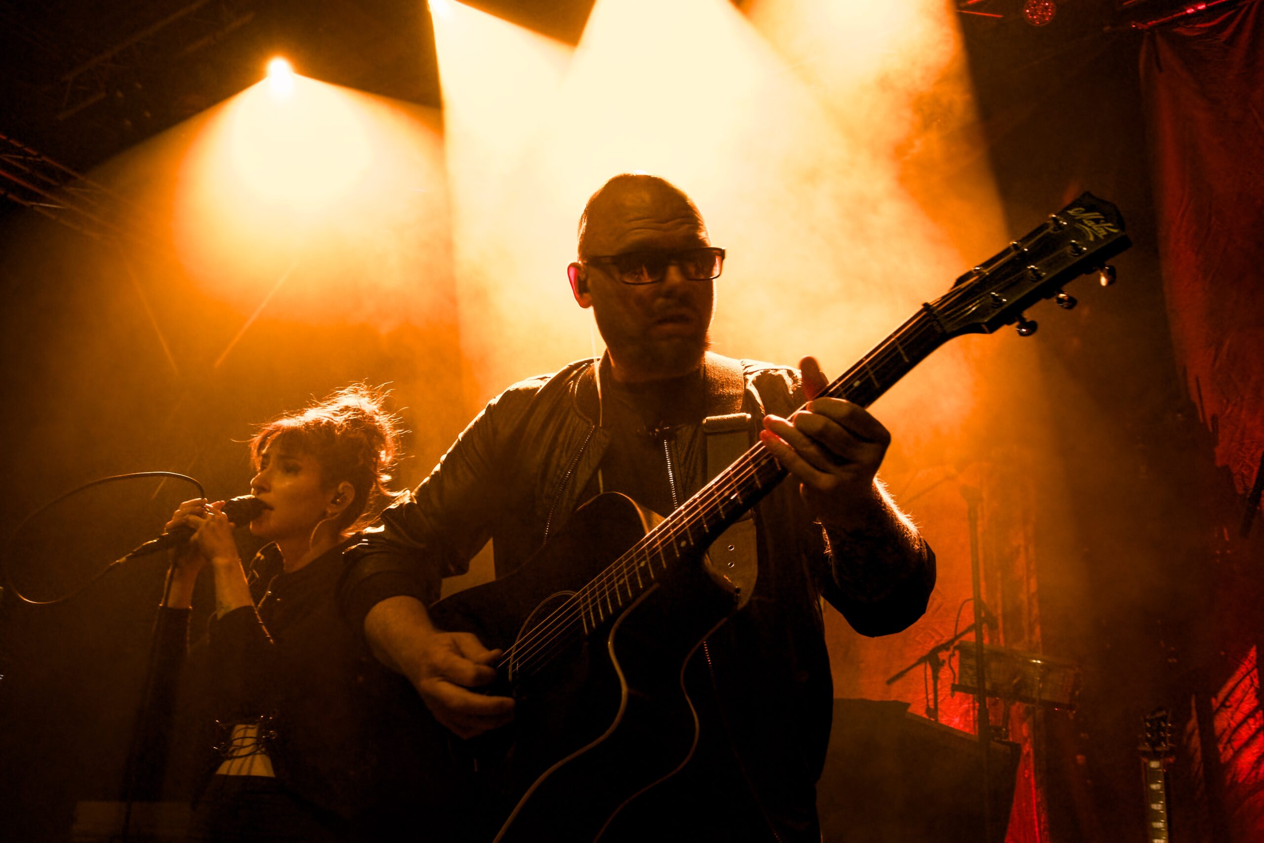 Dave M. Thompson und Diana Studenberg von der Band Trope bei einem Konzert in Essen.