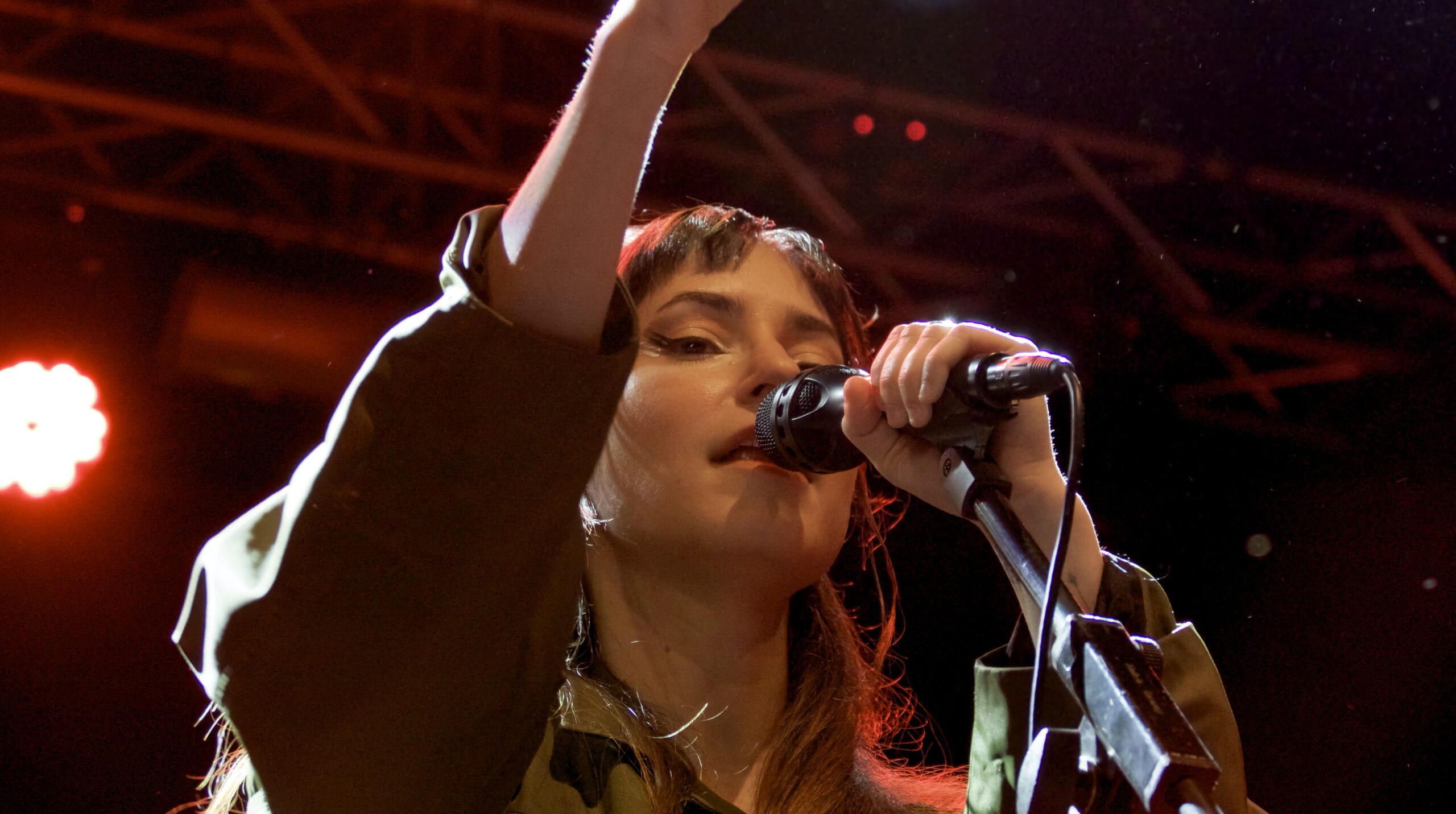 Diana Studenberg_Trope_Oberhausen_2022 Diana Studenberg von der Band Trope hält bei einem Konzert in Oberhausen ein Mikrofon in der Hand